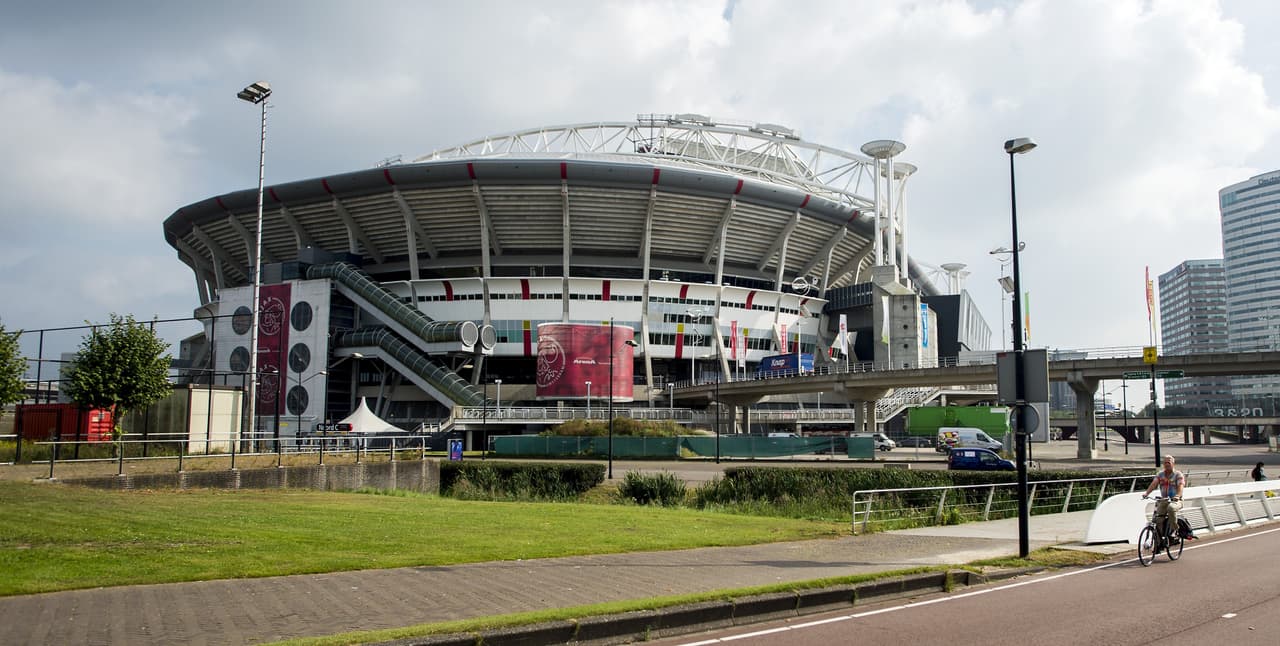 Ajax de Holanda tiene en el Amsterdam Arena, en esa ciudad, su espacio en el que vivió toda una época de fútbol total en los años 70. Puede recibir 53 mil personas.