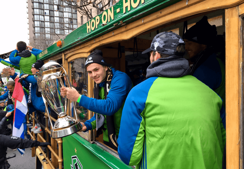 Jordan Morris, nativo de Seattle, celebra con los suyos.