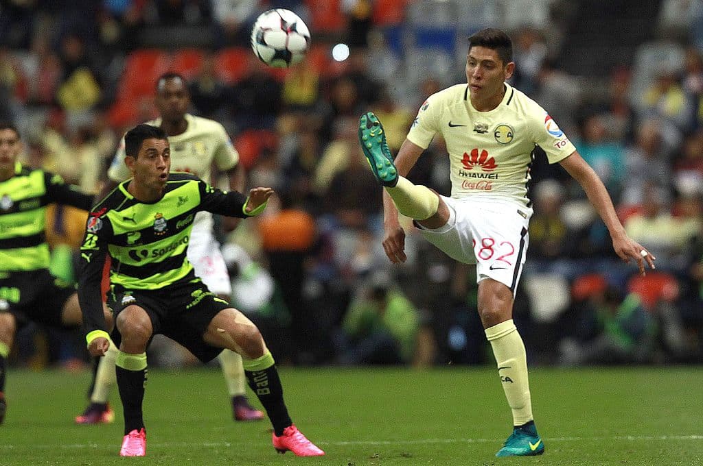 El Ajax tuvo que compensar al América con 17.8 millones de dólares por hacerse de los servicios de Edson Álvarez.