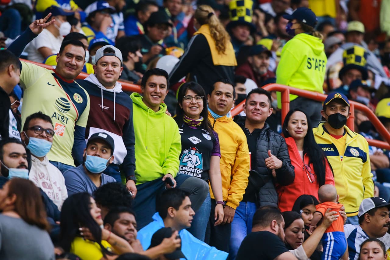 La afición estuvo dividida en las gradas.