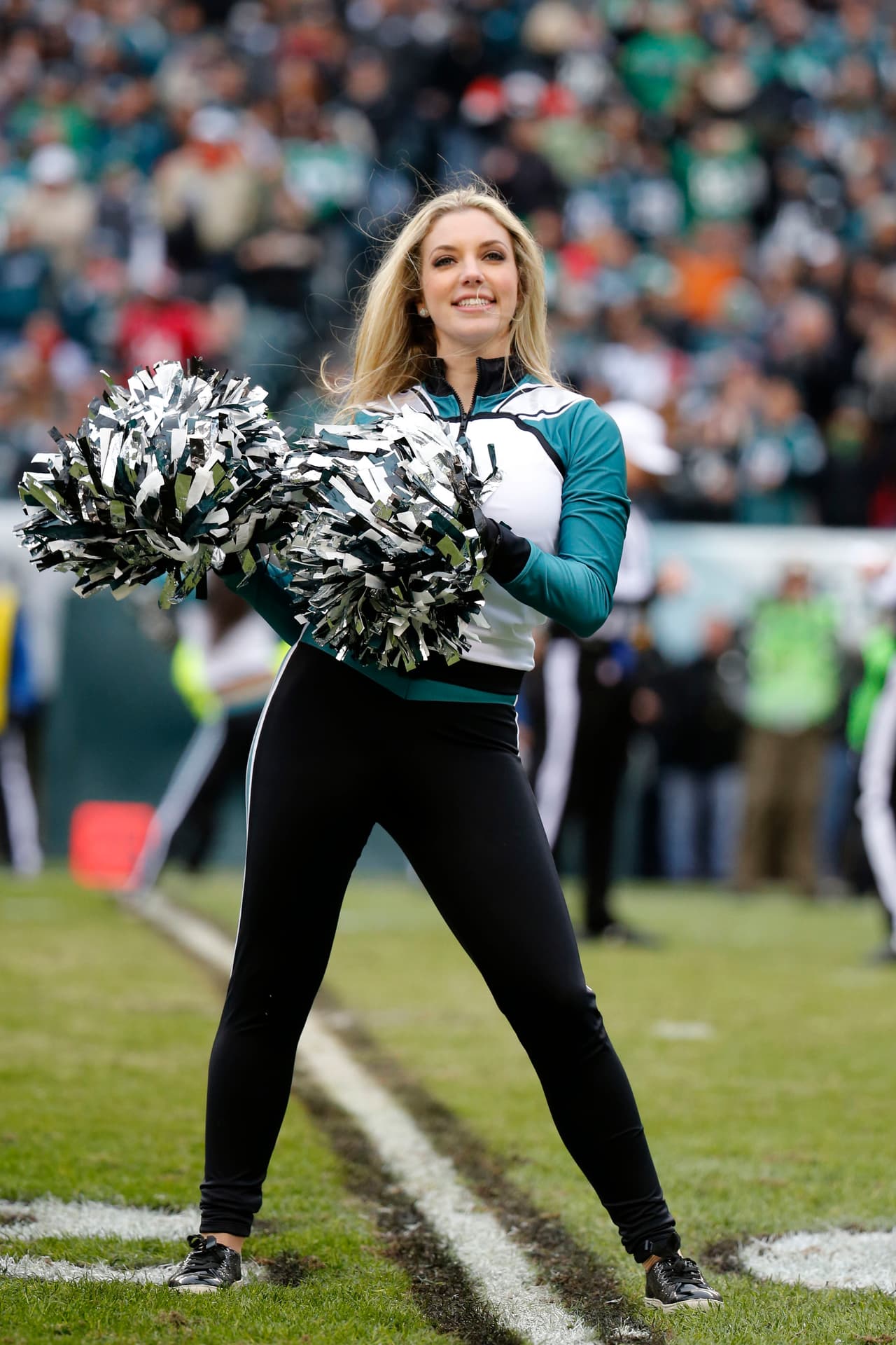 Con el invierno las cheerleaders de la NFL lucirán sus pantalones más ajustaditos y sexys para la temporada, checa lo que podrás ver.