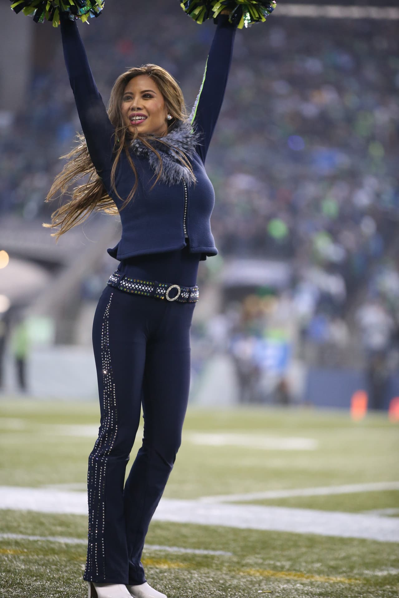 Con el invierno las cheerleaders de la NFL lucirán sus pantalones más ajustaditos y sexys para la temporada, checa lo que podrás ver.