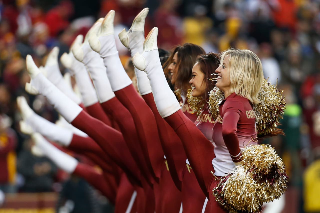 Con el invierno las cheerleaders de la NFL lucirán sus pantalones más ajustaditos y sexys para la temporada, checa lo que podrás ver.