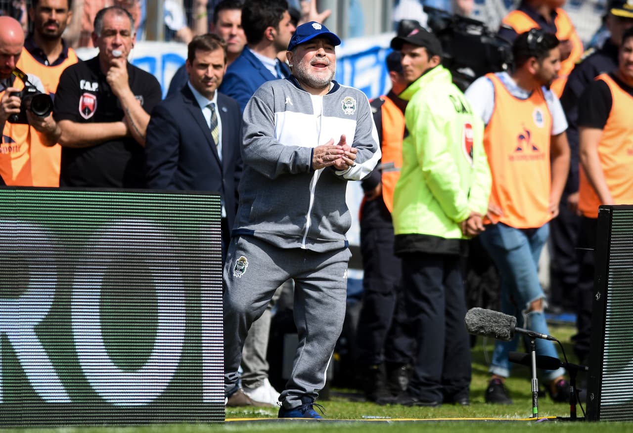 Maradona alienta a sus jugadores para buscar el empate.