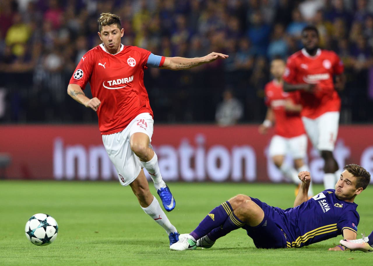 Maribor's Damjan Bohar (R) and Hapel Beer Sheva's Maor Melikson vie during the UEFA Champions league football match NK Maribor vs Hapoel Beer Sheva in Maribor, on August 22, 2017. / AFP PHOTO / Borut Zivulovic (Photo credit should read BORUT ZIVULOVIC/AFP/Getty Images)
