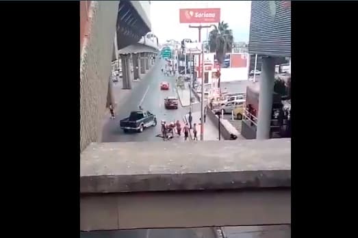 Al final llegan más personas para socorrer al fanático malherido.