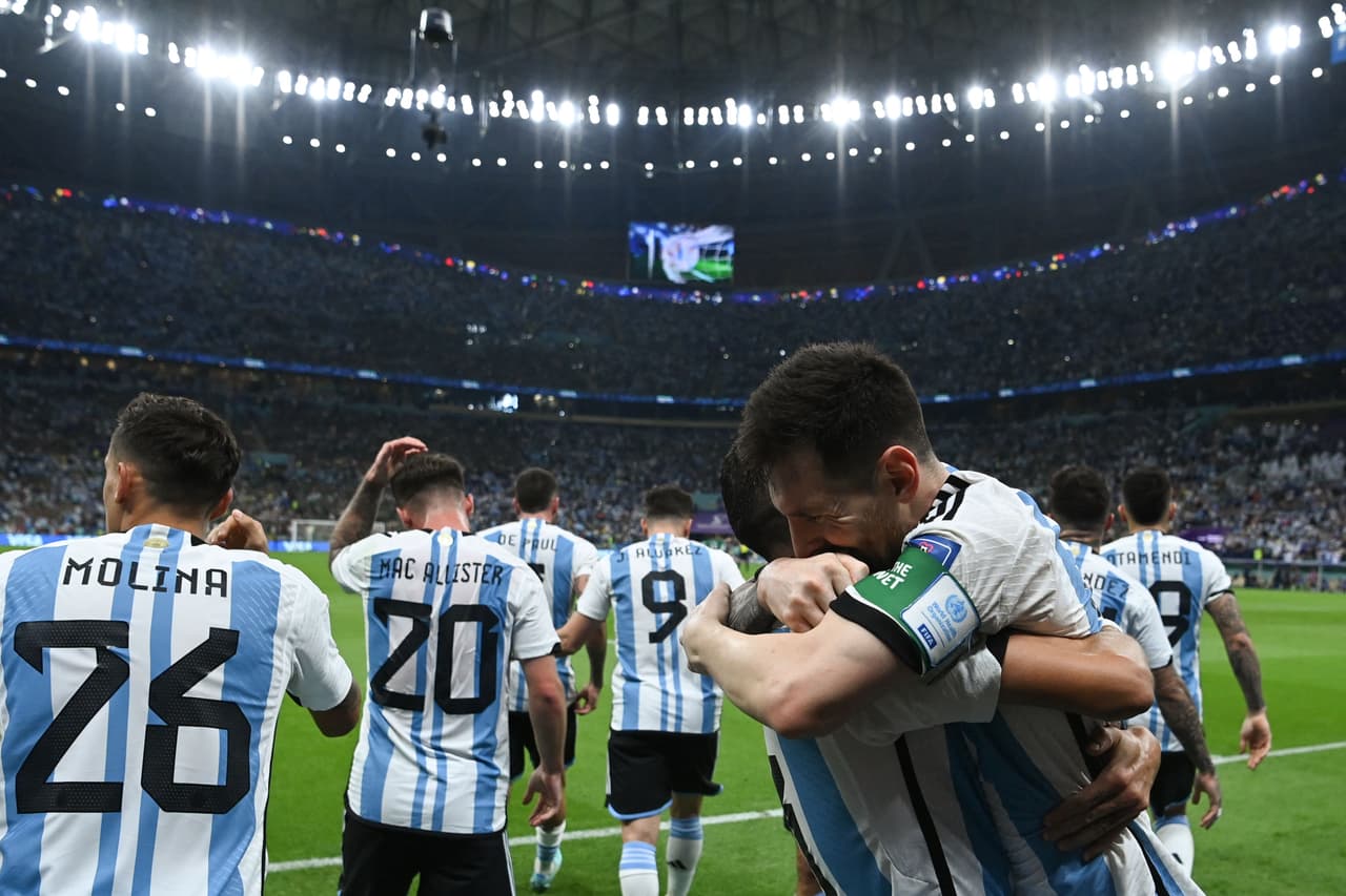 La Selección de Argentina sacó los tres puntos tres vencer a México por dos goles contra cero con las anotaciones de Messi y Fernández en el segundo tiempo con lo que se coloca en el segundo lugar del Grupo C y México cae al sótano.