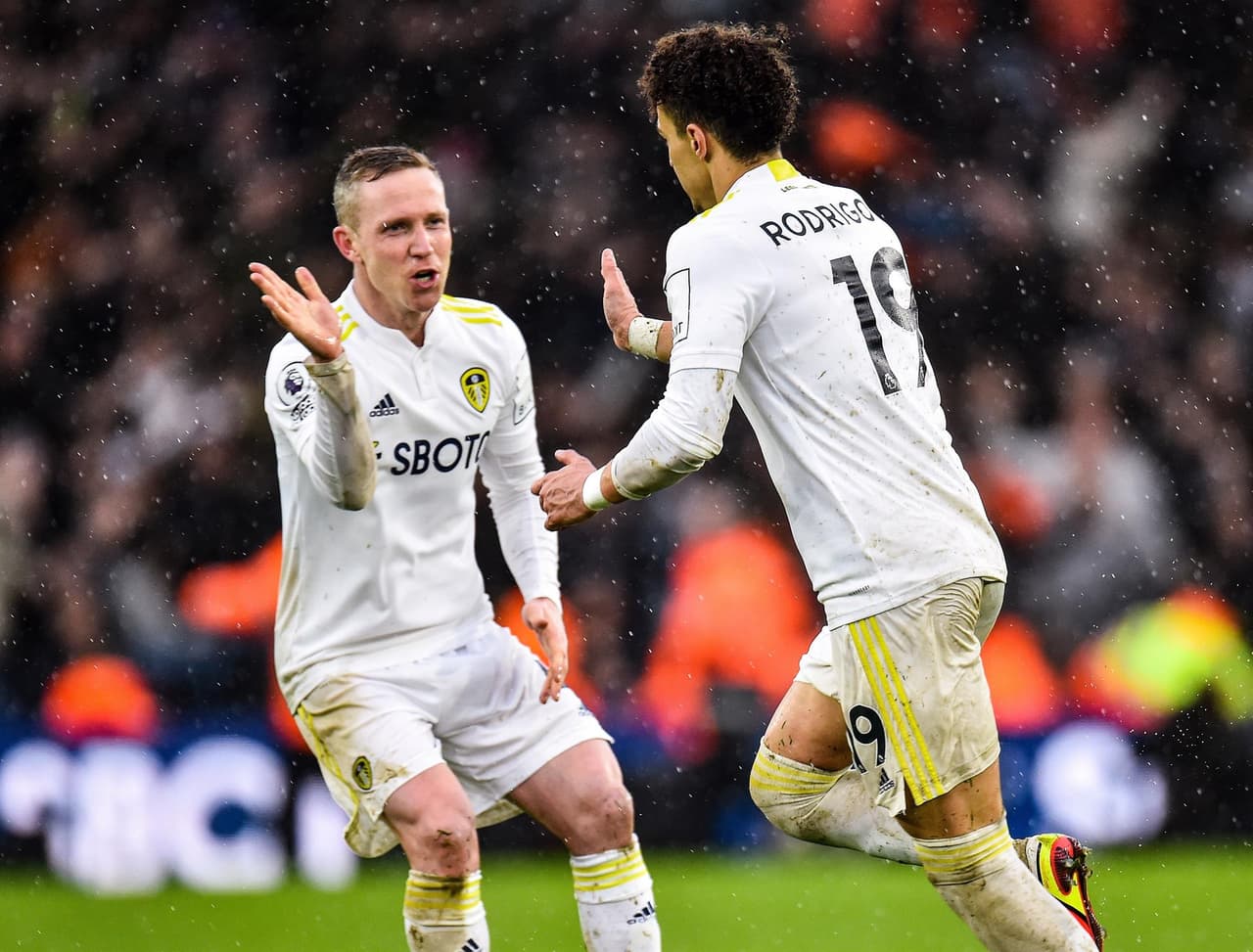 Leeds cae con goliza ante el Manchester United en casa, al cierre de la J26 en la Premier League. Harry Maguire y Bruno Fernandes ponían arriba a los Red Devils durante la primera mitad, pero Rodrigo Moreno y Raphinha igualaban el marcador al minuto 54', ya después Frederico Rodrigues y Anthony Elanga despegaron los números para cerrar 4-2.