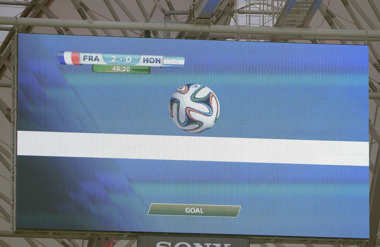 Pese a controversias, goles fantasmas, polémicas por marcaciones a lo más que han llegado en el balompié ha sido a la revisión de goles con la toma ‘Ojo de halcón’ en Brasil 2014.