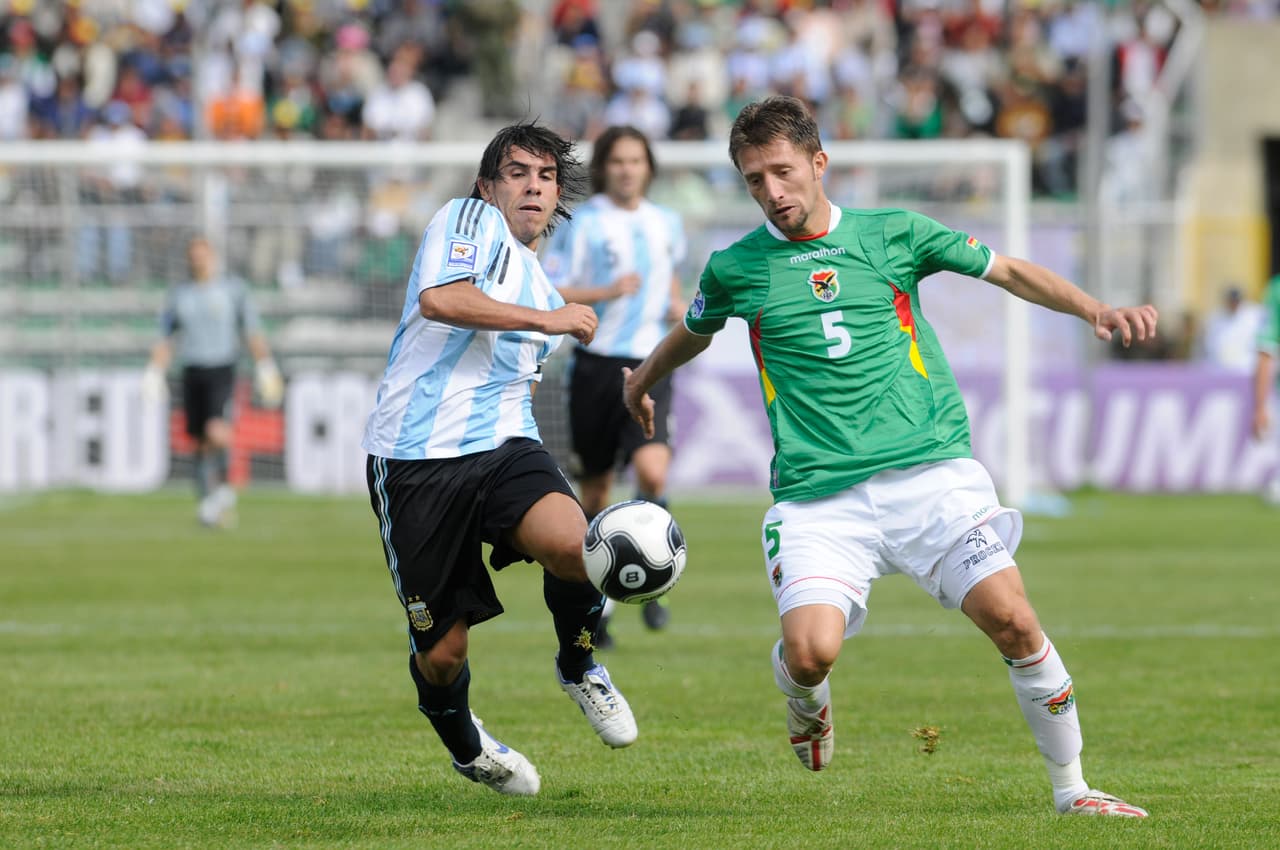 El tema de la altura fue uno de sus primeros debates que dieron la vuelta alrededor del Mundo. El presidente de la FIFA estaba en contra de arriesgar la salud de los futbolistas en partidos que se jugaran a grandes alturas como en Bolivia, Perú y Ecuador.