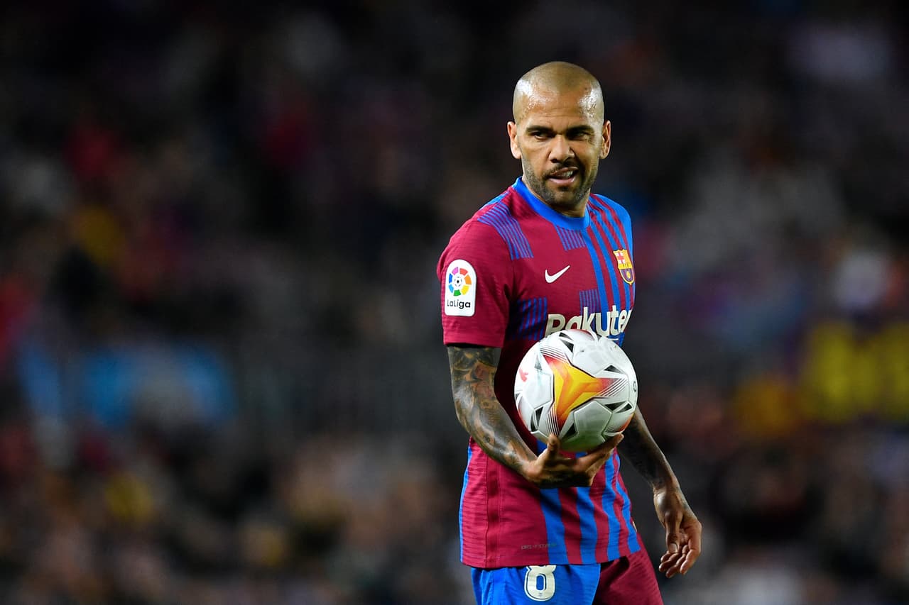 <b>Dani Alves</b> será la siguiente estrella mundial en jugar en la Liga MX luego de que Pumas anunciara el fichaje del lateral brasileño de 39 años que es el jugador con más títulos en la historia (43).