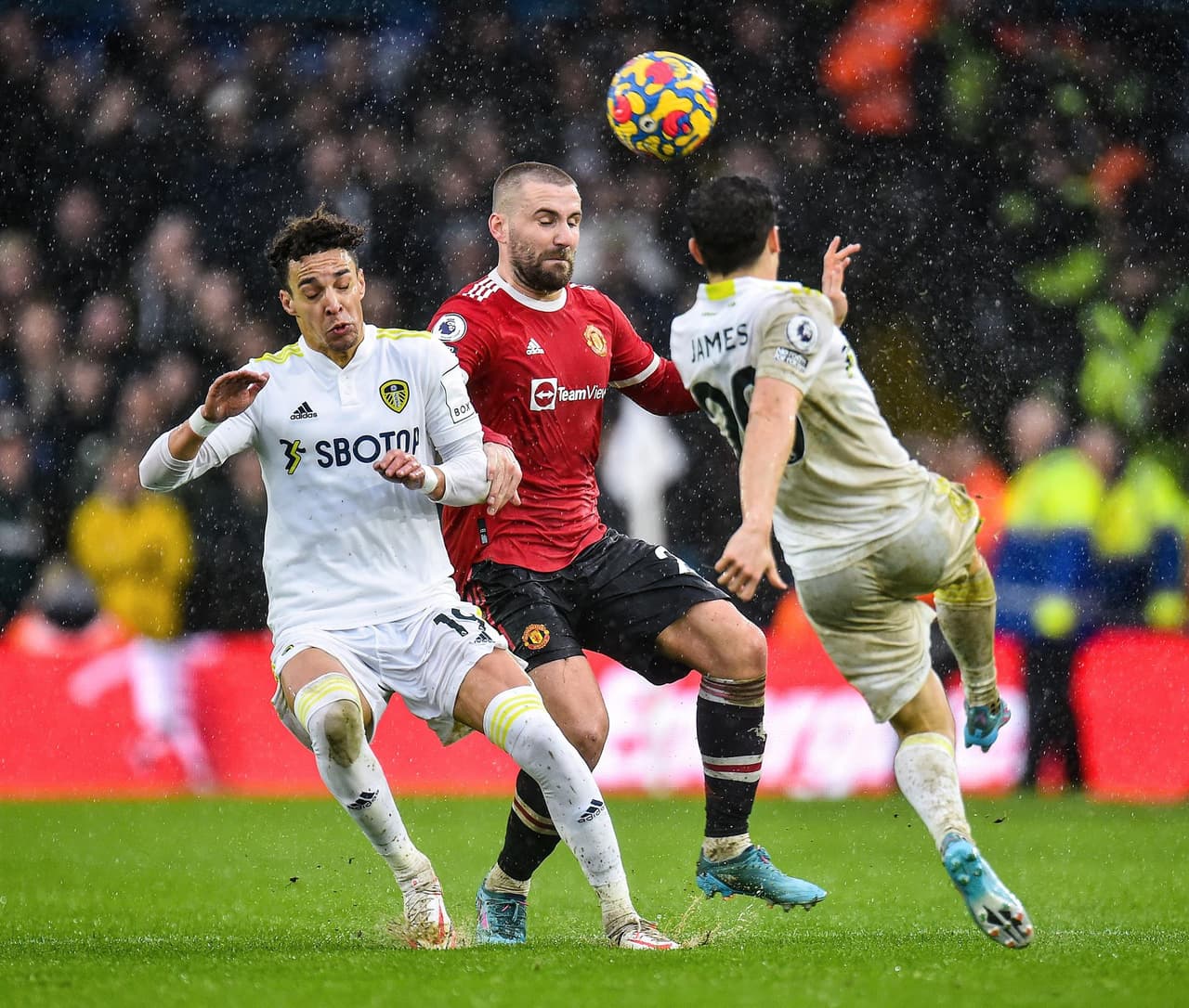 Leeds cae con goliza ante el Manchester United en casa, al cierre de la J26 en la Premier League. Harry Maguire y Bruno Fernandes ponían arriba a los Red Devils durante la primera mitad, pero Rodrigo Moreno y Raphinha igualaban el marcador al minuto 54', ya después Frederico Rodrigues y Anthony Elanga despegaron los números para cerrar 4-2.