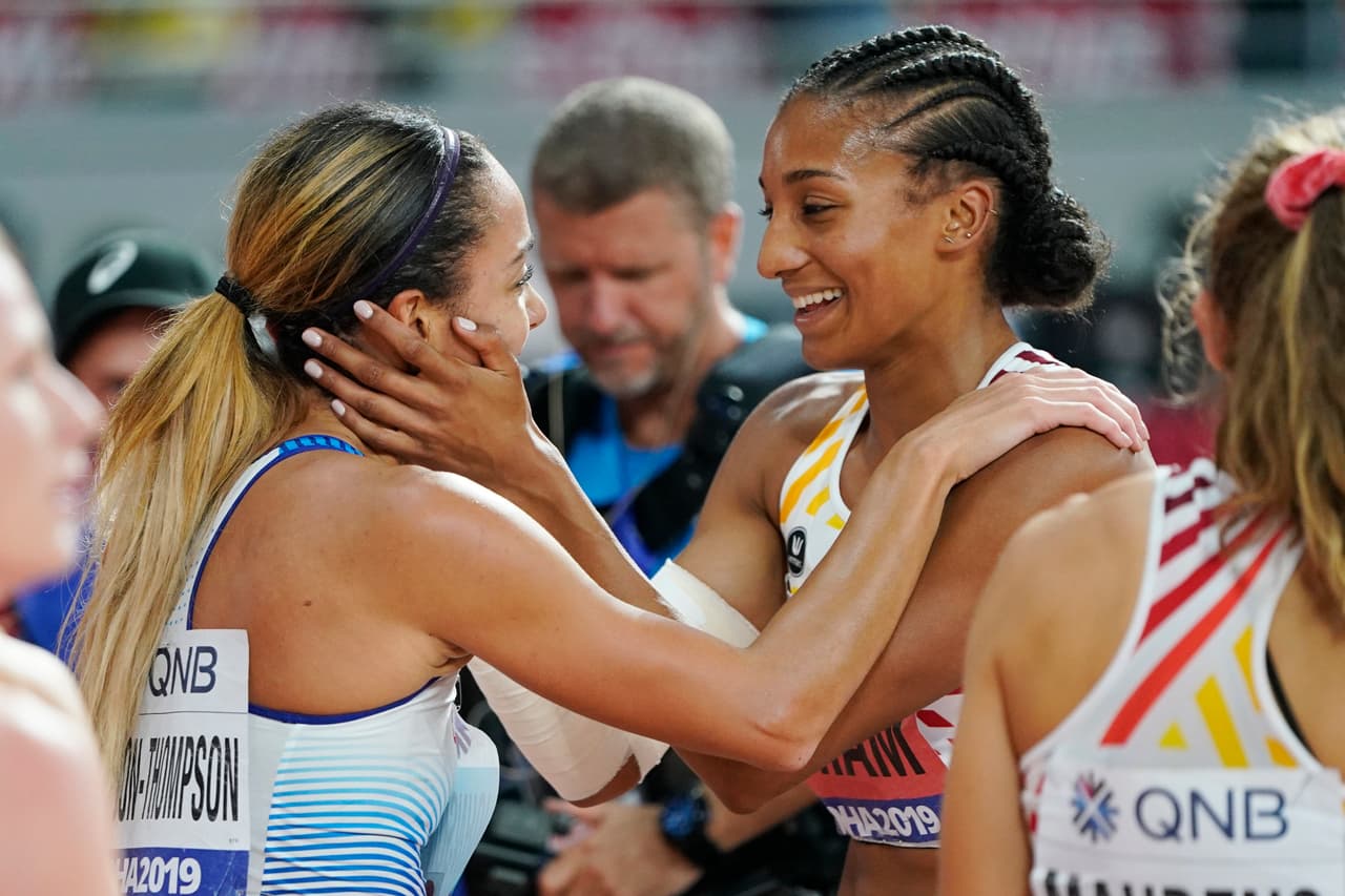 Los atletas comparten la emoción de sus logros en el mundial de atletismo en Doha.