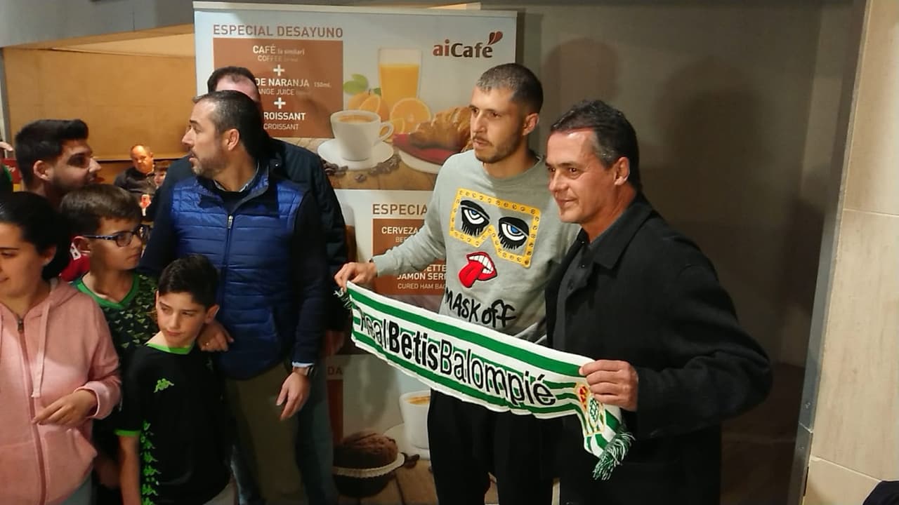 Este fue el recibimiento en el aeropuerto de Sevilla para Guido Rodríguez, ex-jugador del América que ahora militará para el Real Betis en el futbol español.