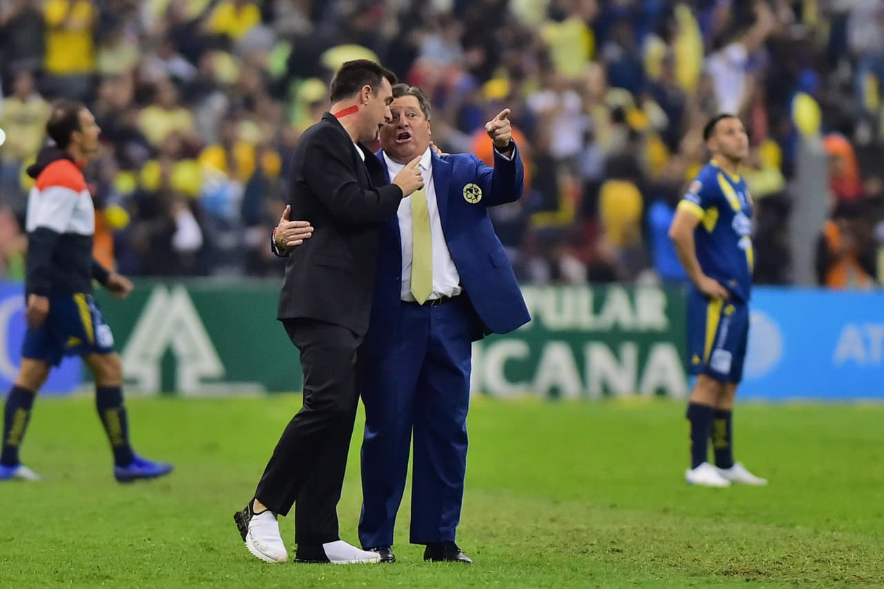 <b>De tú a tú</b>
<br>- Como ya lo mencionamos, ese Monarcas Morelia no contaba con grandes figuras, pero le armaron una serie de tú a tú a las Águilas del América, al grado de imponerse 2-0 en el juego de ida por las Semfinales.
<br>- Sin embargo, el Estadio Azteca pesó a favor del equipo azulcrema y terminaron clasificándose a la Final tras obtener la victoria de 2-0 en el segundo capítulo, pero el 2-2 global le dio el pase al América por la posición en la tabla general.