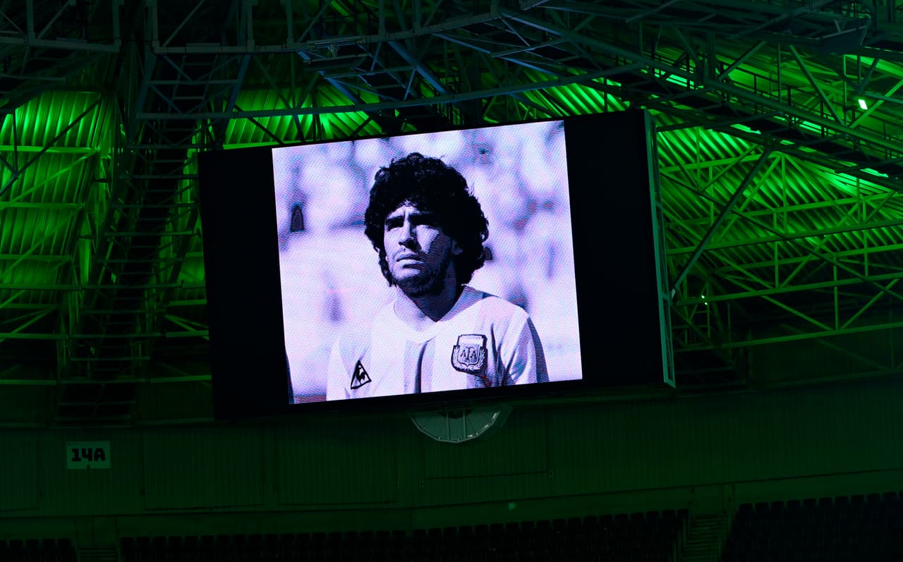 Rinden homenaje a Diego Maradona en partidos de Champions League