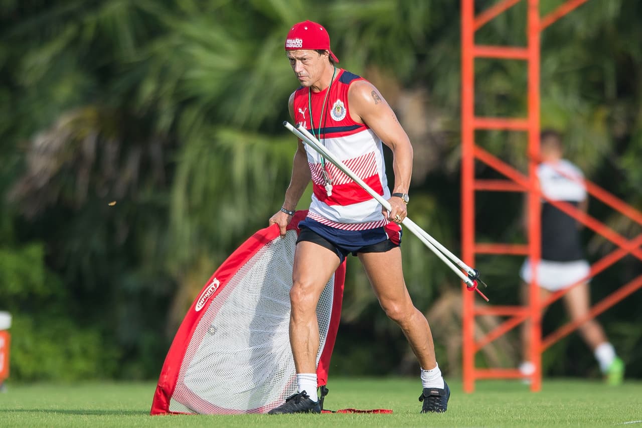 Es un entrenador apasionado por su trabajo. Se involucra en cada entrenamiento con sus jugadores.