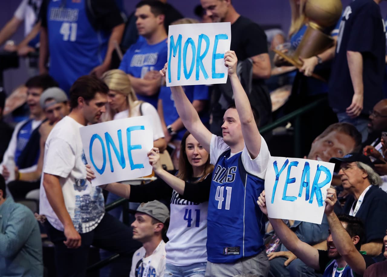 Algunos aficionados, o sabían que vendría un anuncio más tarde o estaban reforzando la idea que la gran mayoría tenía acerca de prolongar un año más su brillante carrera.
