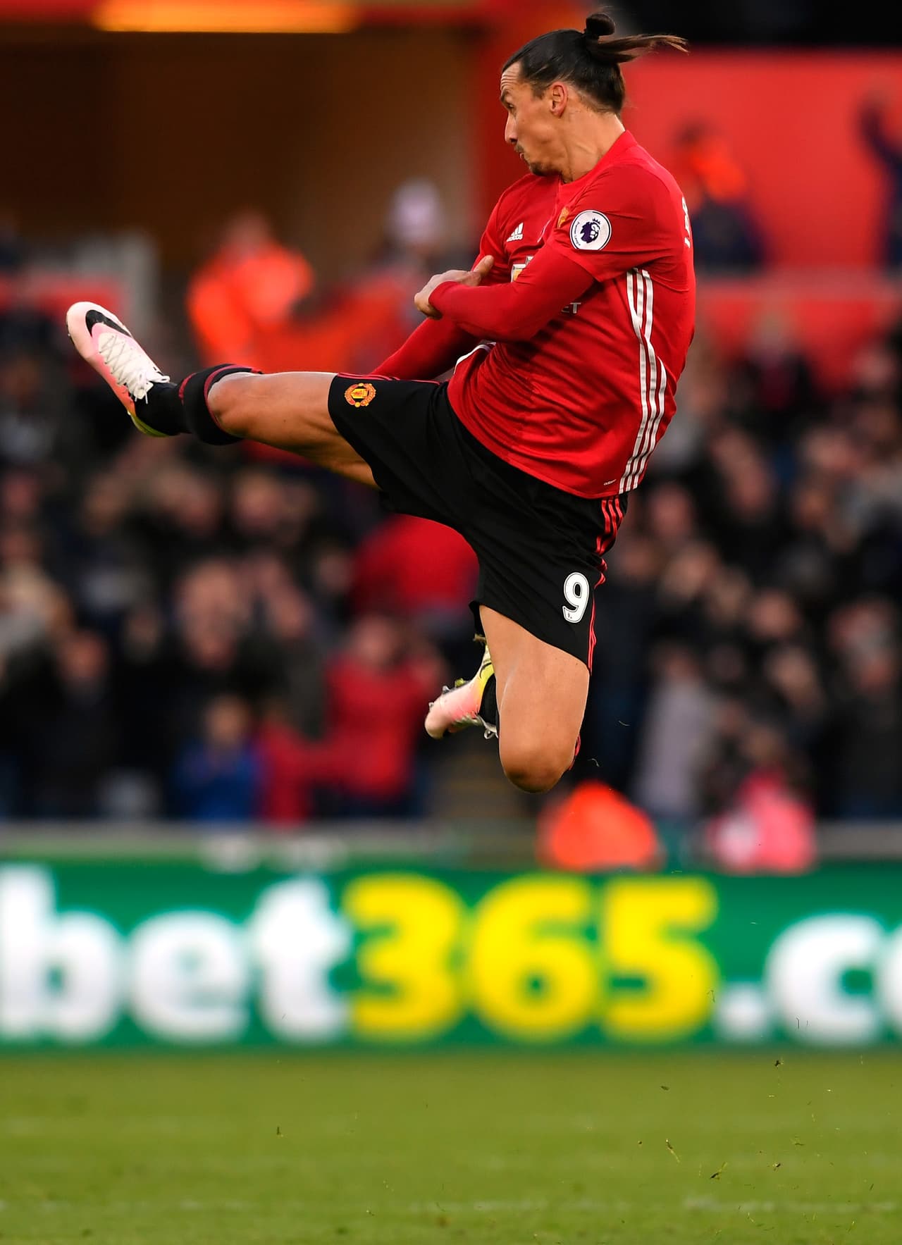 Zlatan Ibrahimovic se mantiene vigente a sus 35 en el Manchester United. El atacante lleva 398 en casi dos décadas de carrera, desde que debutó en 1996.