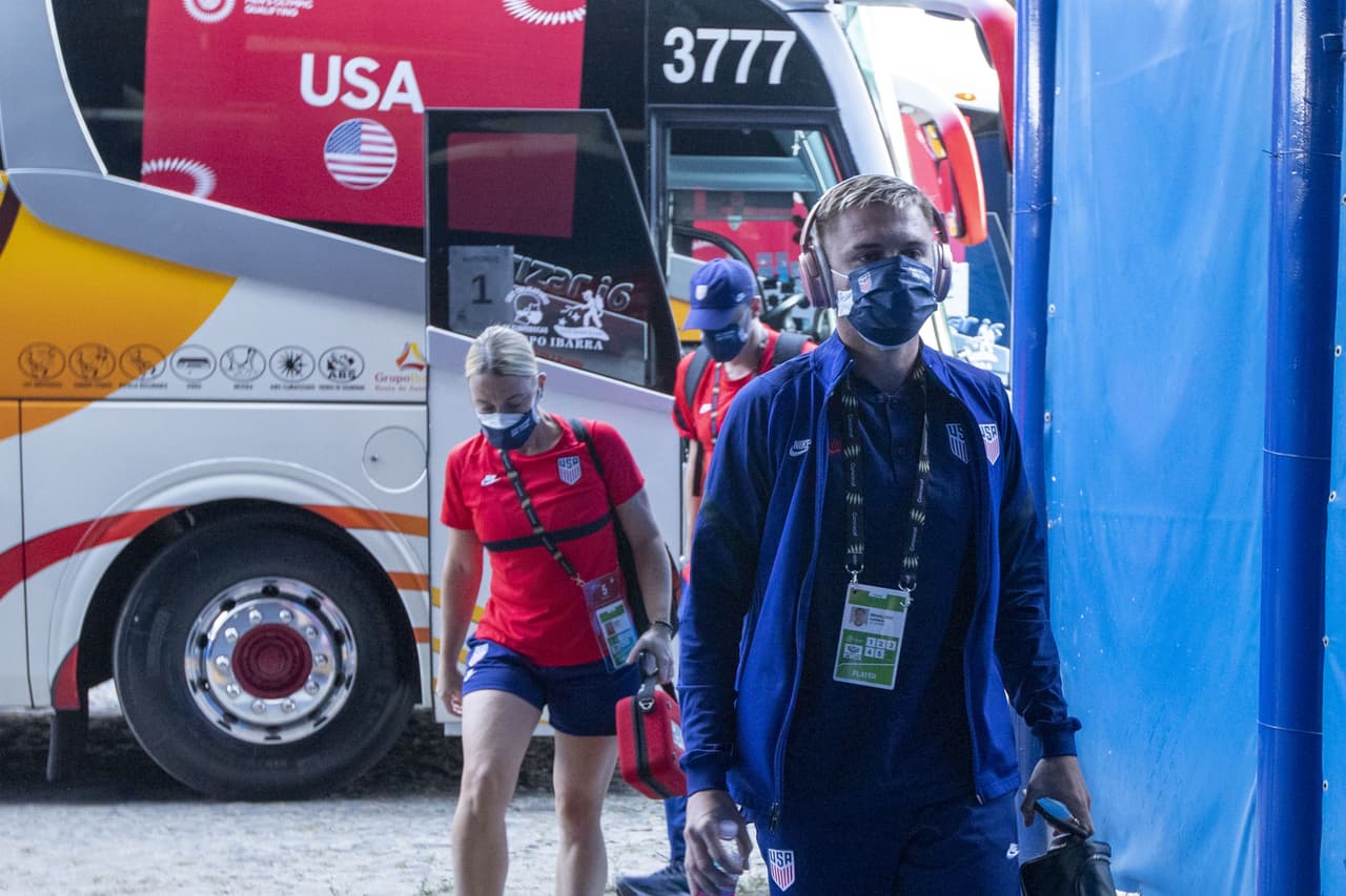 Ambos equipos llegan tras conseguir dos victorias en el torneo, el partido más esperado de los grupos por fin ha llegado y el Estadio Jalisco se encuentra listo para el pitazo inical.