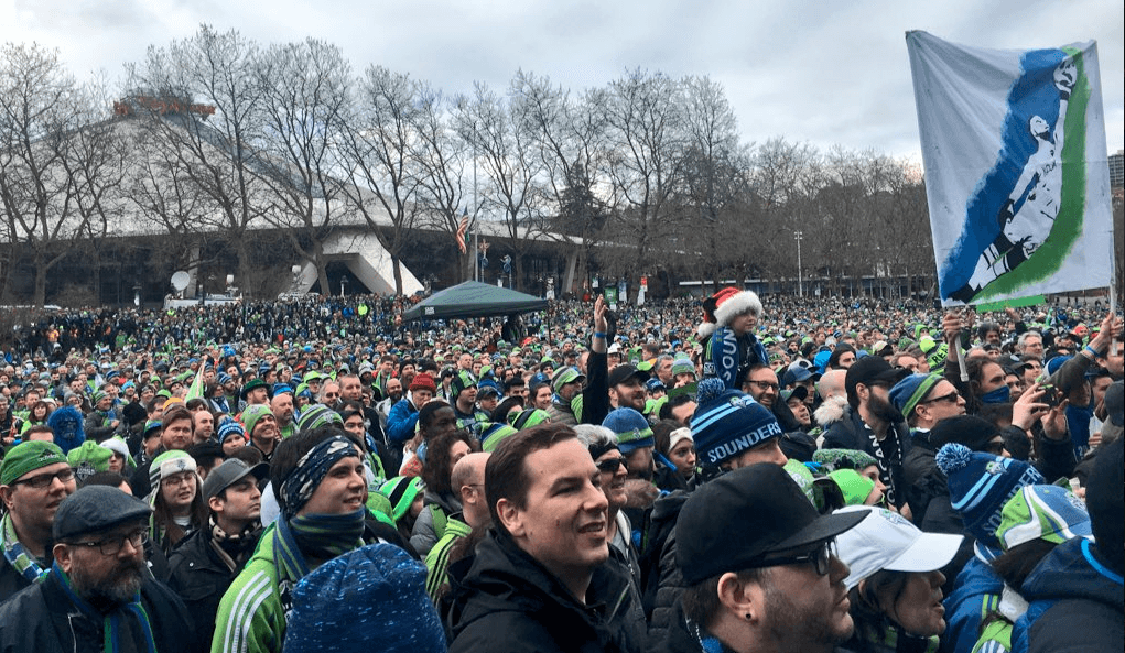 Más imágenes de los aficionados esperando a sus ídolos. Algunos levantan pancartas con la imagen de su salvador, el portero Stefan Frei.