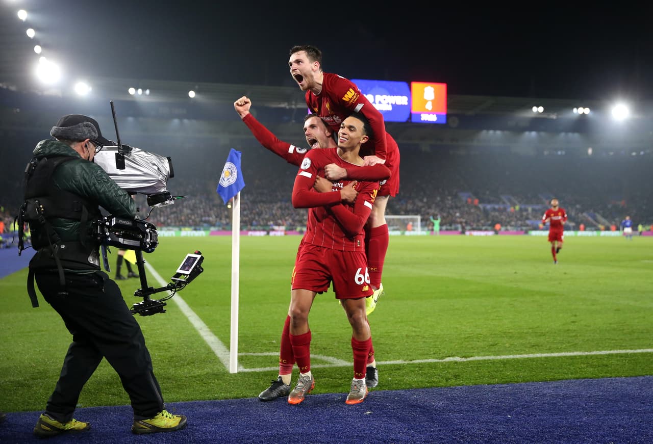 Trent Alexander-Arnold celebrando el cuarto gol de Liverpool ante Leicester City, de visita.