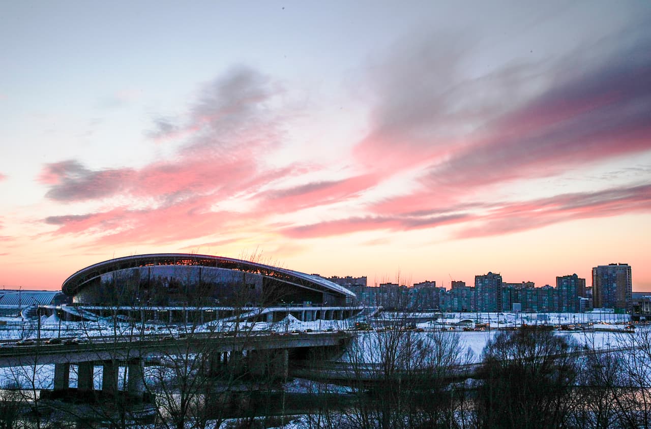 Además de la bellaza notoria del estadio, su ubicación, a las orillas del río Kazanka, le ponen un toque más especial.