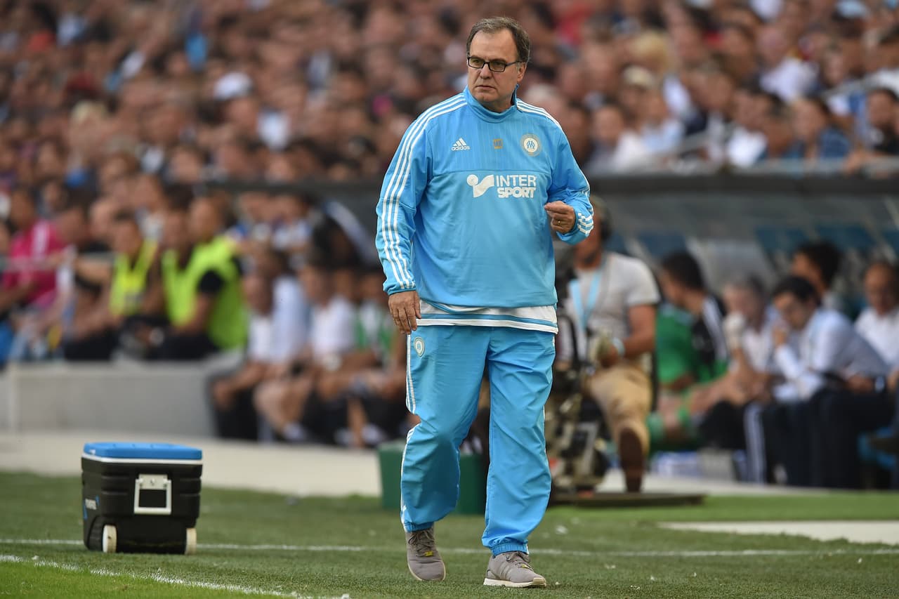 Marcelo Bielsa llegó al Marsella entre 2014 y 2015 para tener una campaña importante, en la que estuvo en varias jornadas como líder de la Liga de Francia.