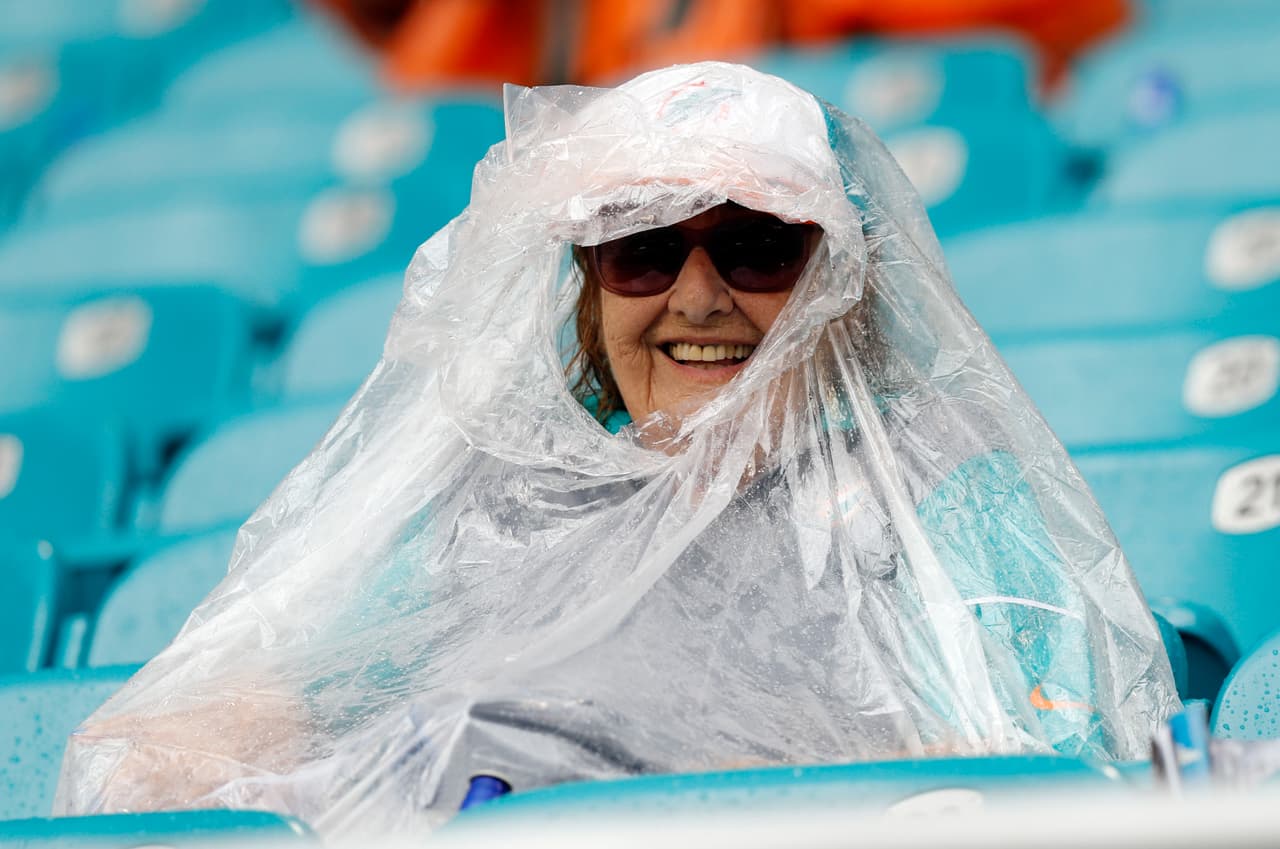 Pero luego vino una segunda interrupción que hizo todavía más larga la espera para ver el debut de los Dolphins en su casa.