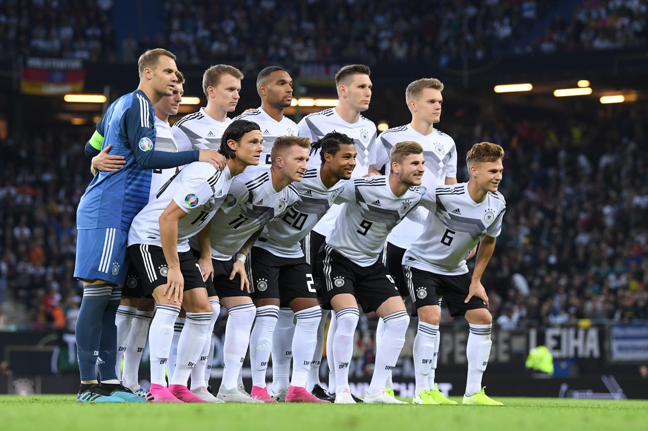 Alemania vencía 1-0 tras un gran primer tiempo pero Holanda mejoró con los cambios de Koeman y remontó en la segunda parte. Frenkie de Jong, Donyell Malen, Georginio Wijnaldum y un autogol de Jonathan Tah permitieron la remontada frente a los germanos que se adelantaron con gol de Gnabry y recortaron distancias gracias al penal bien ejecutado por Toni Kroos.