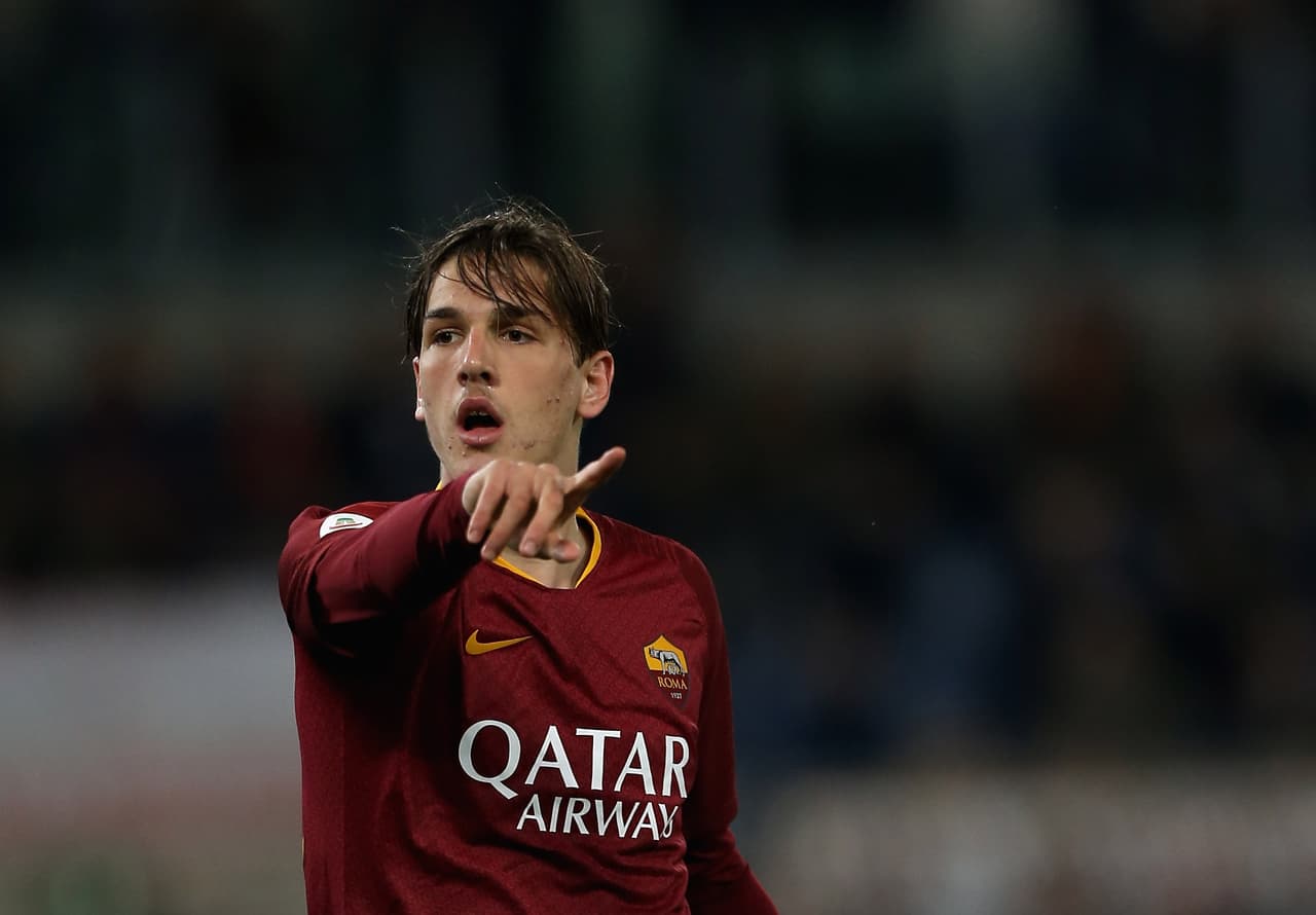 El italiano Nicolo Zaniolo de Roma es la joya que pretende en sus filas el Tottenham Hotspur, que tendría que pagar 40 millones de euros, unos 44 millones de dólares por contar con el delantero.