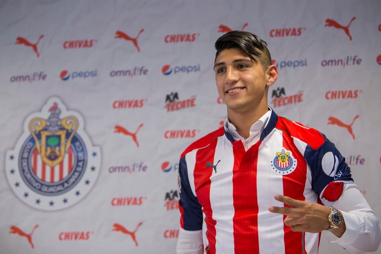 Alan Pulido debutó con Chivas