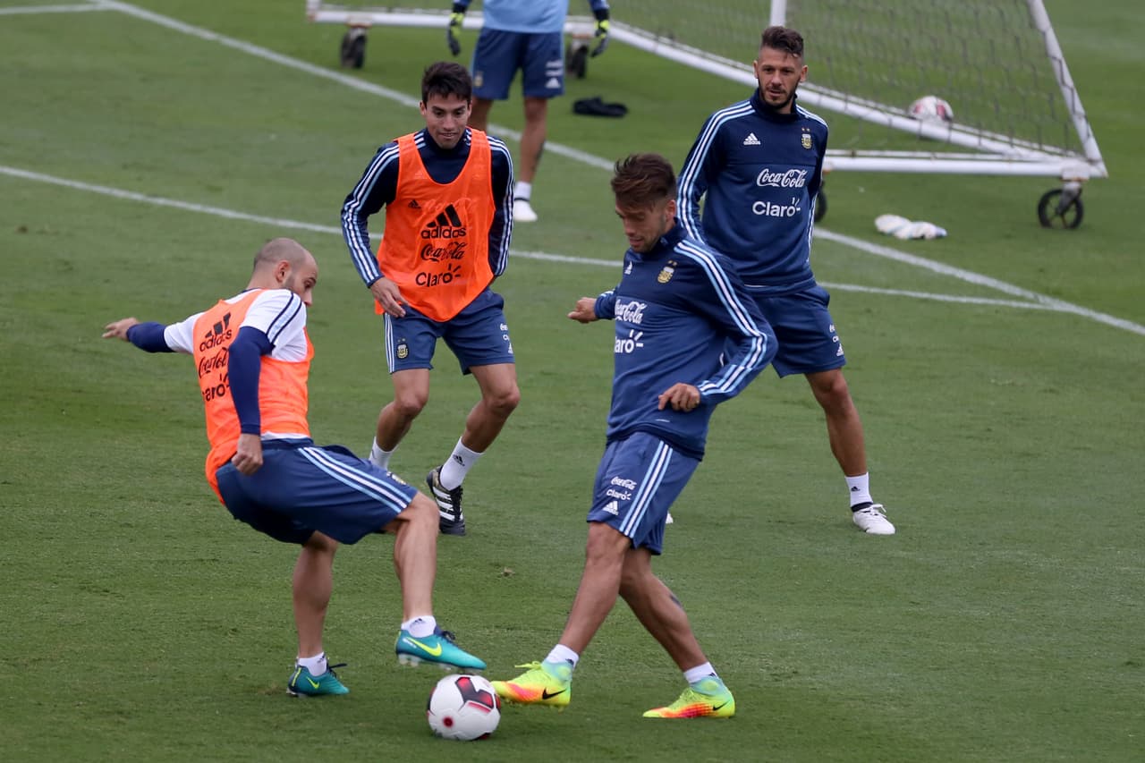 El delantero Paulo Dybala y el centrocampista Matías Kranevitter se vislumbran como los jugadores elegidos por el seleccionador de Argentina, Edgardo Bauza, para ocupar frente a Perú las posiciones de los ausentes Lionel Messi y Lucas Biglia.