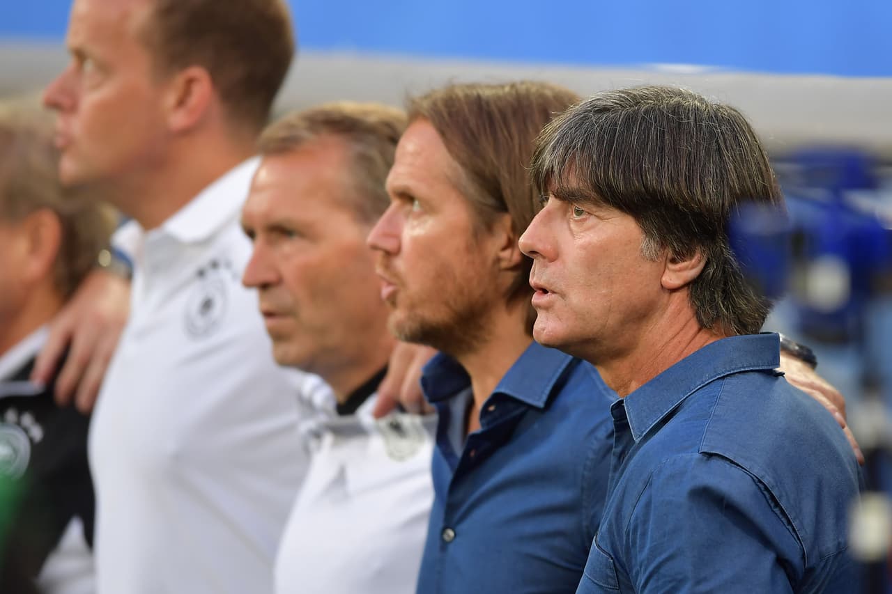 El técnico Joaquim Low, quien lidera el proceso hace 11 años y que está en el mismo hace 15 años, entendió la necesidad de renovación y decidió arriesgarse al llevar un equipo joven, sin veteranos, a la Copa Confederaciones.