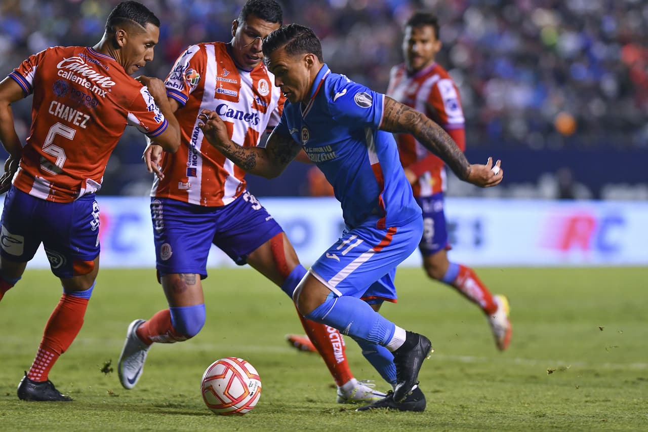 Sebastián Jurado se convirtió en héroe de un Cruz Azul que también vio como Santi Giménez y Alejandro Mayorga se fueron lesionados y ahora son grandes dudas para el fin de semana. San Luis se cansó de fallar.