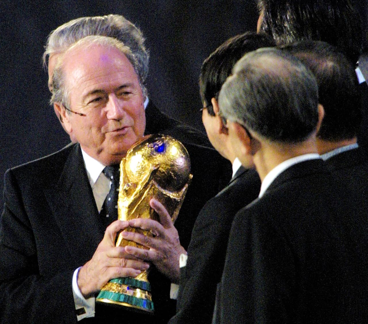 El aumento de equipos le dio la oportunidad a varias confederaciones de tener mayores boletos para llegar a un Mundial y también le sirvió a Blatter para ganar la simpatía de países que nunca hubieran podido llegar a una Copa.