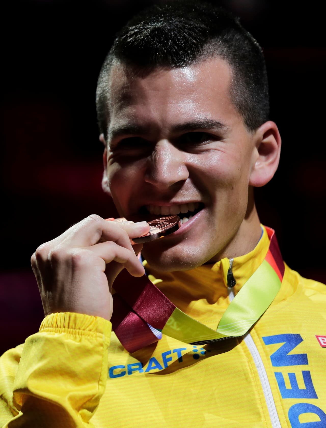 Los atletas comparten la emoción de sus logros en el mundial de atletismo en Doha.