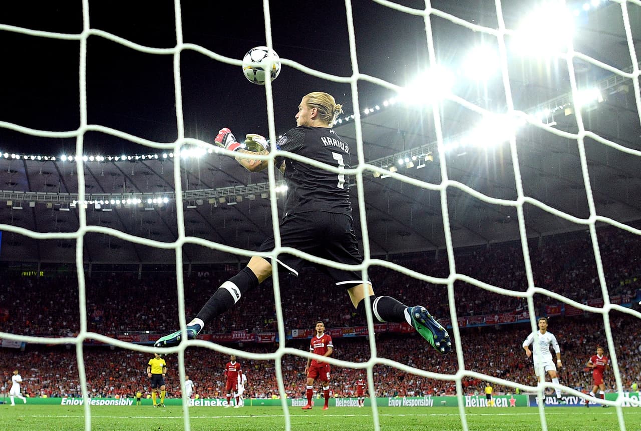 KIEV, UKRAINE - MAY 26: Loris Karius of Liverpool fumbles the ball as he concedes for the third time and for Real Madrid third goal of the game during the UEFA Champions League Final between Real Madrid and Liverpool at NSC Olimpiyskiy Stadium on May 26, 2018 in Kiev, Ukraine. (Photo by David Ramos/Getty Images)