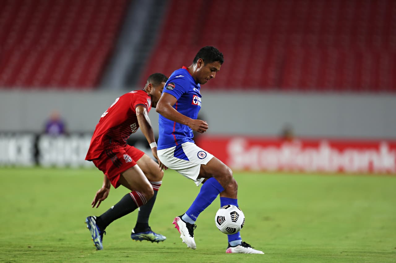 Por momentos, el partido se tornó áspero y mus disputado en el mediocampo, pero Cruz Azul mostró un mejor manejo del balón.