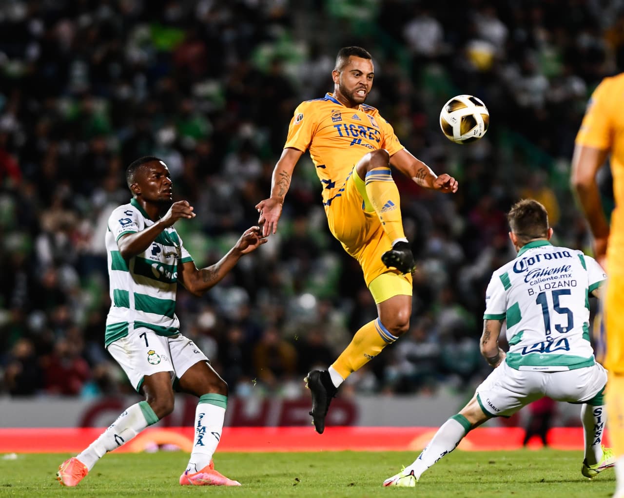 Diego Valdés y el 'Mudo' Aguirre son los hombres de la noche y le dan la victoria 2-1 a Santos sobre Tigres.