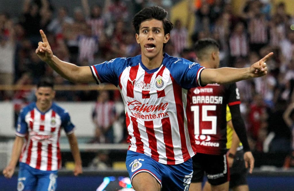 José Macías de Chivas, a pesar de no estar jugando en Europa, su valor se mantiene en 10 millones de euros. Definitivamente un jugador muy joven con mucho por delante.
