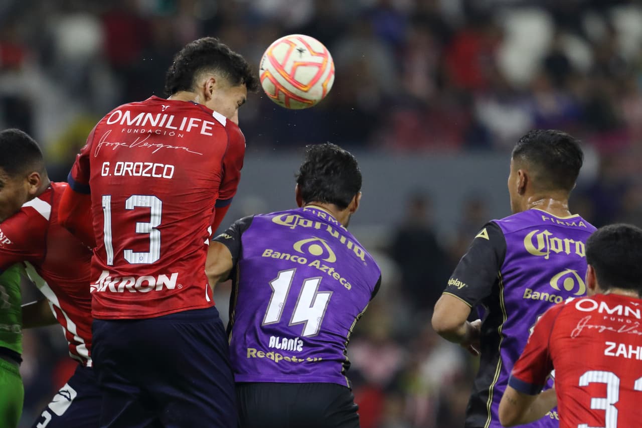 Chivas rescató la victoria ante Mazatlán en la Jornada 2 de la Copa por México 2022 con un polémico gol de Isaác Brizuela en tiempo de compensación. El 'Cone' disparó en el área, pero el balón impactó en el brazo de su compañero Luis Puente, lo que por regla debió ser anulado, pero el árbitro central lo dio por bueno.