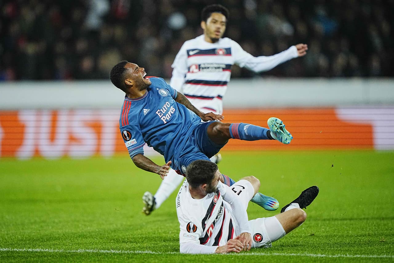 Feyenoord rescató un punto ante el Midtjylland y se mantiene en la cima del Grupo F en el que todos están empatados con cuatro puntos.