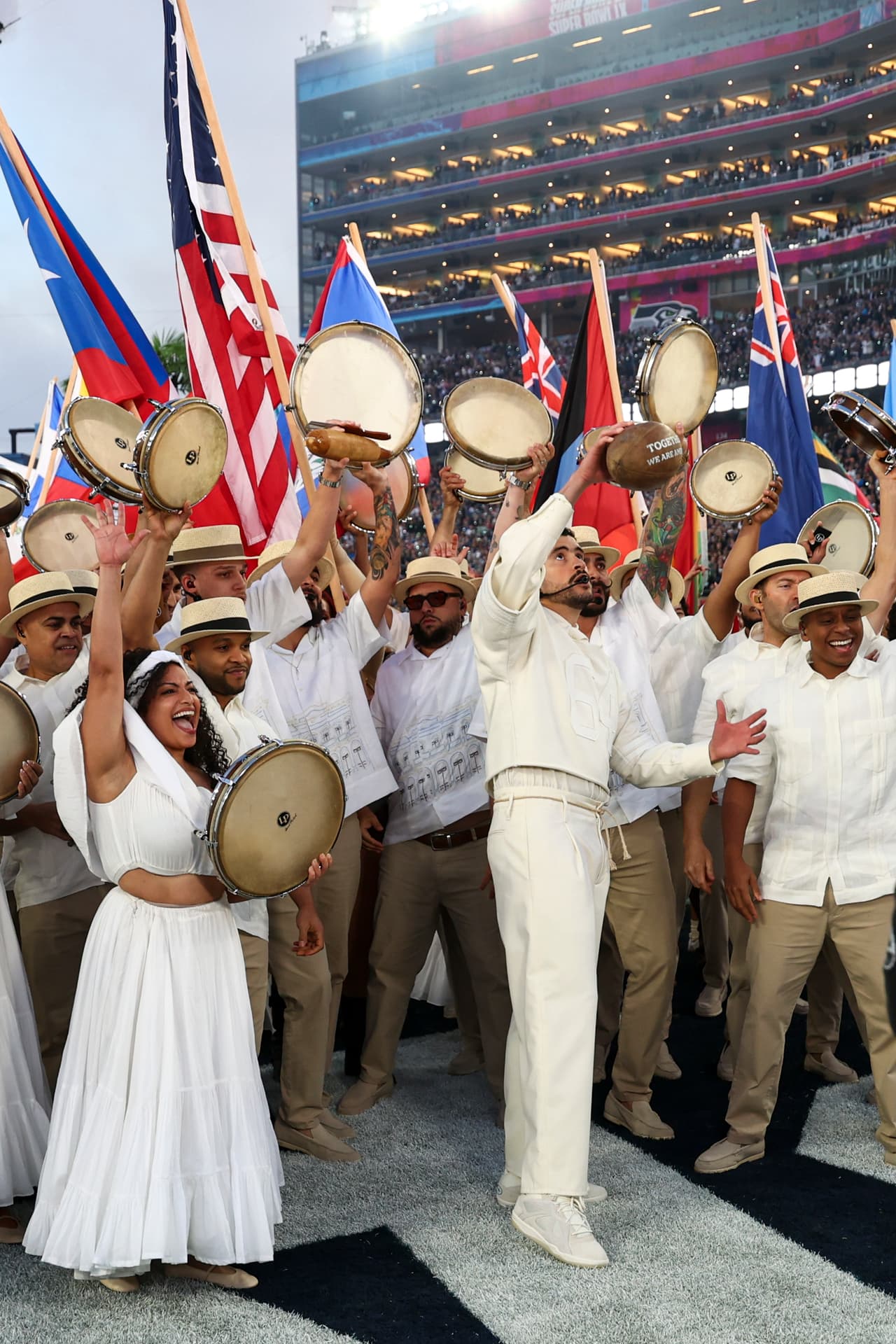 ¡Locura latina! Las mejores imágenes de Bad Bunny en Super Bowl LX