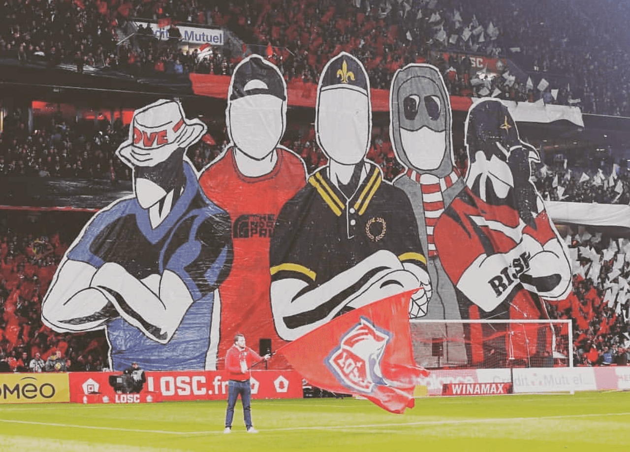 La afición denominada Zoneultras mostrando su tifo en apoyo al Lille OSC contra el PSG.