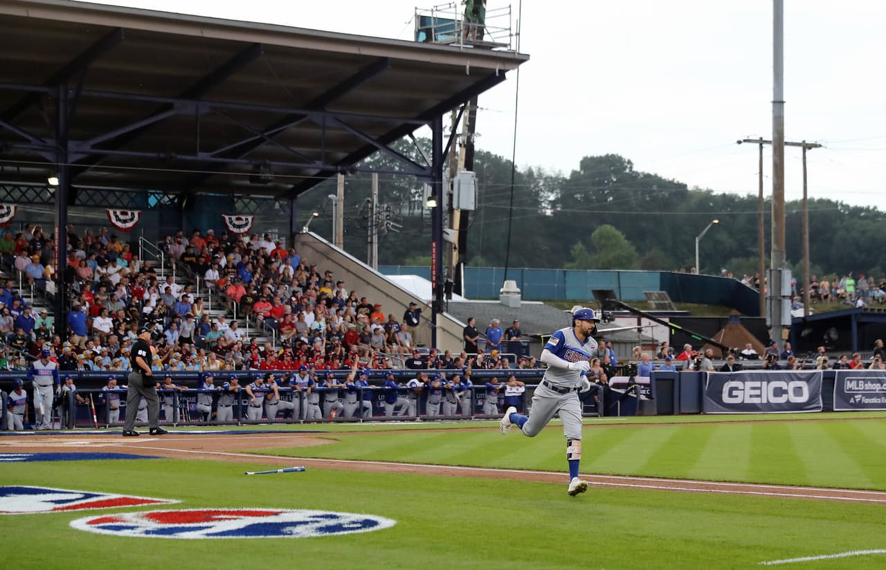 Ya empezado el juego, Nicholas Castellanos de los Chicago Cubs corre por las bases luego de pegar un jonrón solitario en el primer inning ante los Pittsburgh Pirates en el Little League Classic.