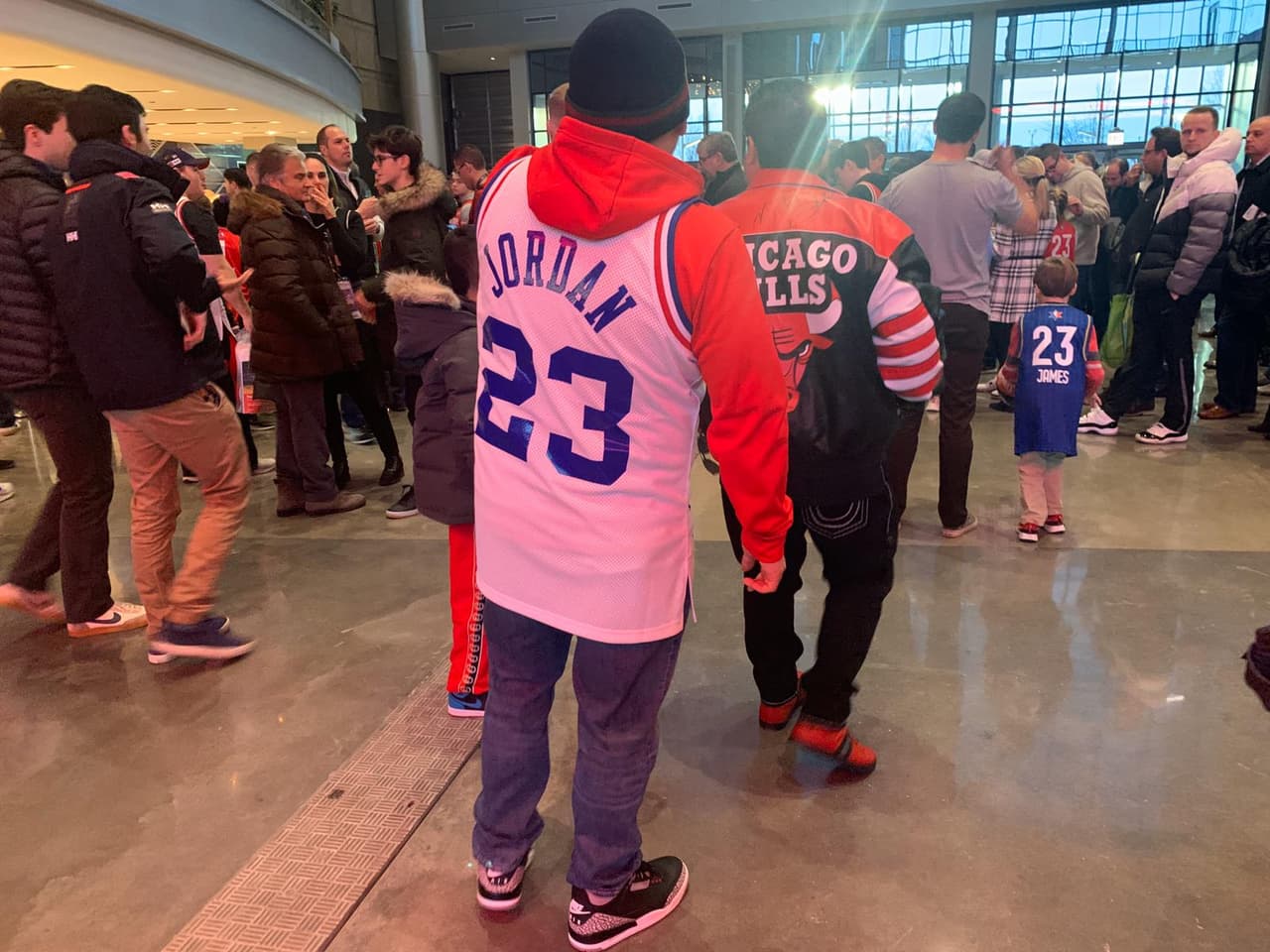 Así se vive la pasión del NBA All-Star Game muy colorido y con gente emocionada para disfrutar de este encuentro.