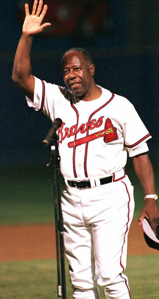 Henry Louis Aaron, mejor conocido como Hank Aaron y quien fuera leyenda de los Atlanta Braves e inducido al Salón de la Fama en 1982, falleció este viernes a los 86 años.