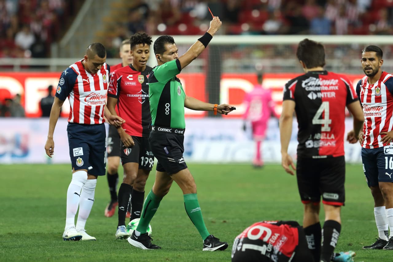 Roberto Alvarado tuvo en sus pies el disparo del empate en tiempo de compensación. Chivas no pudo encontrar el gol y tendrá que dejarse el alma en el Jalisco.
