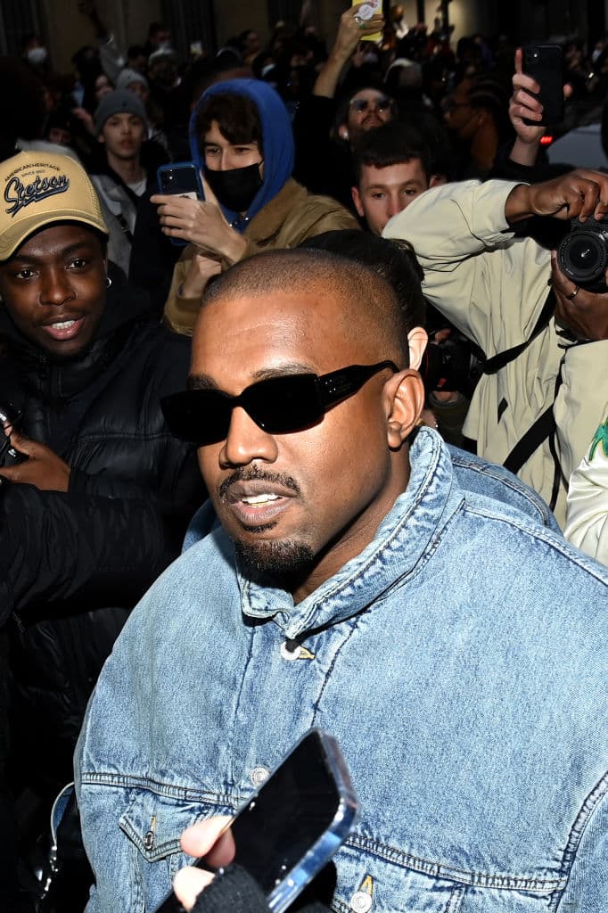 Al dia siguiente, West asiste al Super Bowl con sus hijos, North y Saint, usando sudadera negra y una máscara facial completa. Continúa publicando sobre Davidson.